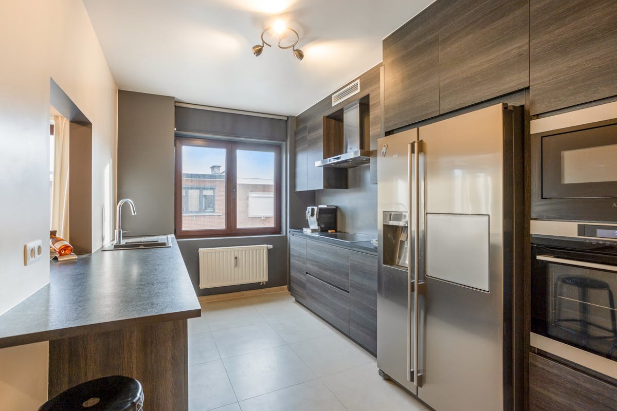 Totally renovated apartment with 2 bedrooms, terrace and private garage in the center of Strombeek - photo 5