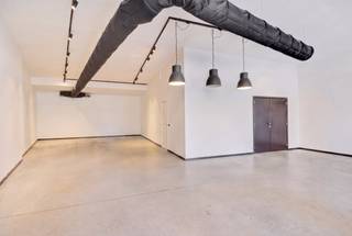 Centraal gelegen handelspand met een totale oppervlakte van ca. 145 m², pal in het centrum van Oostrozebeke.<br /><br />Het pand werd jarenlang uitgebaat als winkelruimte en beschikt over een ruime, open handelsoppervlakte met grote raampartijen aan de straatzijde. Dankzij de open indeling en neutrale afwerking kan de ruimte eenvoudig aangepast worden aan verschillende commerciële activiteiten.<br /><br />Naast de handelsruimte beschikt het pand over een praktische kitchenette, sanitaire voorzieningen en bergruimte.<br /><br />Een interessante opportuniteit voor wie op zoek is naar een goed gelegen en veelzijdig handelspand in het centrum van Oostrozebeke.<br /><br />Troeven:<br /><br />Ca. 145 m² oppervlakte<br />Centrale ligging in Oostrozebeke<br />Grote en open handelsruimte<br />Veel natuurlijke lichtinval<br />Geschikt voor verschillende handelsactiviteiten<br />Kitchenette, sanitair en bergruimte<br />Onmiddellijk bruikbaar<br /><br />Bent u op zoek naar een handelspand in het centrum van Oostrozebeke ? Neem vandaag nog contact met ons op en plan uw bezoek.