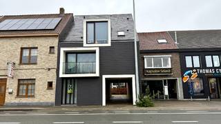 Dit gezellige gelijkvloerse appartement biedt alle comfort dewelke u nodig heeft.De ruime lichtrijke leefruimte met open, volledig uitgeruste keuken...