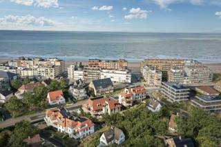 Cet appartement fait partie de la « Villa Émeraude », un projet immobilier exclusif et à petite échelle comprenant seulement 14 appartements-villas répartis dans deux résidences élégantes. La propriété allie le calme et la discrétion du projet à un agencement bien pensé et un confort de vie agréable, en harmonie avec l'architecture intemporelle.<br /><br />Situé au rez-de-chaussée, à quelques pas de la mer, de la plage et des dunes de Ster der Zee, cet appartement bénéficie d'un emplacement calme dans un environnement résidentiel. De grandes baies vitrées et terrasse spacieuse assurent une agréable luminosité et une connexion fluide entre l'intérieur et l'extérieur.<br /><br />Aménagement<br />Hall d'entrée spacieux avec possibilité de vestiaire | première chambre | débarras avec possibilité de machine à laver/sèche-linge | cuisine ouverte entièrement équipée avec des appareils de qualité | salon lumineux avec accès à terrasse spacieuse | deuxième chambre | toilette séparée avec lavabo | salle de bains avec douche à l'italienne et double lavabo dans un meuble.<br /><br />Au sous-sol se trouvent des caves privées, des garages fermés, un local à vélos commun et un local à poubelles.<br /><br />Cette propriété constitue une solution de logement confortable en bord de mer et un investissement sûr dans le cadre d'un projet de qualité à petite échelle.