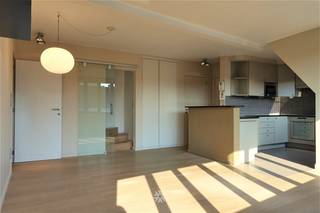 <p><span>GENT - Sint-Amandsstraat 80: Op zoek naar een</span><span> duplexappartement met parkeerplaats en ruim terras te huur in Gent? </span><span>Dan is dit pand mogelijk iets voor u.</span></p><p><span> </span></p><p><span>De belangrijkste troeven in een notendop:</span></p><ul><li><span>Hoog woonniveau met zalig privaat dakterras</span></li><li><span>Mooie uitzichten over het Sint-Pietersplein</span></li><li><span>Centraal gelegen op wandelafstand van het centrum</span></li><li><span>Inclusief autostaanplaats en kelderberging in het gebouw</span></li></ul><p><span> </span></p><p><span>Indeling:</span></p><p><span>Het appartement bevindt zich op de vierde en hoogste verdieping van het gebouw, met lift. Omvat: apart toilet, vestiairekast, gezellige leefruimte met half open geïnstalleerde keuken (kookplaat, dampkap, oven, microgolfoven, koelkast, vaatwas), slaapkamer of bureel met aansluitende douchekamer en berging met aansluiting voor wasmachine. Op verdiep vindt u de nachthal met ingemaakt kasten en de master met ensuite (douche, toilet, wasmeubel) en zalig zuidgericht dakterras. Het onbeperkte zicht is hier de troef! Gordijnen en verlichting zijn voorzien. Incl. autostaanplaats en private kelderberging. Niet geschikt voor co-housing door de open lay-out van de slaapkamers.</span></p><p><span> </span></p><p><span>Huurprijs: € 1.150 + € 85 algemene kosten. EGW afzonderlijk af te rekenen.</span></p><p><span>Beschikbaar vanaf 01/06/2026. Huurcontract 3 jaar, geen studenten. </span></p><p><span> </span></p><p><span>Contacteer Axel Lenaerts makelaars voor meer info of een bezoek via onze website.</span></p><p><span> </span></p>