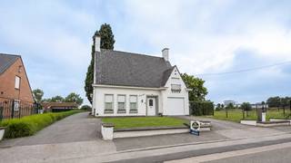 <p>Deze alleenstaande woning is <span><strong>rustig gelegen</strong></span> en biedt een mooie <span><strong>combinatie van ruimte, comfort en potentieel</strong></span>. <br />Via de inkomhal komt u in de <span><strong>lichtrijke woonkamer</strong></span>, waar de <span><strong>gezellige pelletkachel</strong></span> zorgt voor extra sfeer en u geniet van een <strong><span>aangenaam zicht op de tuin</span></strong>.<br />Aansluitend bevindt zich de <span><strong>gesloten keuken</strong></span>, die misschien wel een opfrissing kan gebruiken. Naast de keuken ligt een <span><strong>praktische berging</strong></span>.<br />De <span><strong>inpandige garage met sectionale poort</strong></span> zorgt voor <span><strong>extra comfort en voldoende bergruimte</strong></span>.<br />Op de verdieping bevinden zich <span><strong>4 volwaardige slaapkamers, waarvan 2 voorzien zijn van ingemaakte kasten</strong></span>.<br />De badkamer is uitgerust met een <span><strong>lavabo, toilet en een inloopdouche</strong></span>.<br />Daarnaast beschikt de woning over een <span><strong>zolder</strong></span> die dienst kan doen als extra bergruimte.<br />Er is een aangenaam <span><strong>terras en een tuinhuis</strong></span>, achteraan geniet u van een aangenaam, <span><strong>open uitzicht</strong></span>.<br />De rustige ligging maakt deze woning aantrekkelijk voor wie op zoek is naar een <span><strong>gezinswoning met veel mogelijkheden</strong></span>.<br />EPC : 417 en UC : 3857704 <br />Wenst u een bezoek ? Contacteer Peter : 0496/176878<br /> </p>