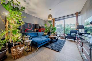 <p>This is not simply a ground-floor apartment, but a space designed for a different way of living. Behind the elegant lines of a recent residence lies an apartment that combines generous volumes, privacy, and freedom, with 150 sqm of gross living space opening onto a private garden, sheltered from view.</p>
<p>The heart of the home is the living area: a fluid space where indoor and outdoor living blend seamlessly thanks to large picture windows. The garden becomes an extension of the home — morning coffee in the sun, summer dinners, moments of calm away from the urban bustle. The open-plan kitchen, modern and fully equipped, supports these shared moments, while a spacious utility room/laundry discreetly handles the practical side of everyday life without ever imposing on the space.</p>
<p>The night area is designed with comfort and flexibility in mind: two welcoming bedrooms, a study adaptable to your needs, and a bathroom conceived as a private retreat, featuring double sinks and a private sauna. And for those whose projects require space and quiet, a separate garden office offers a true separation between private life and professional activity.</p>
<p>The level of finish matches the same high standards: underfloor heating, refined finishes, and well-balanced volumes. One everyday luxury that truly makes a difference: the possibility to park a vehicle directly on the garden side.</p>
<p>In terms of location, the setting remains well connected without being intrusive: Uccle-Stalle train station, tram lines 4 and 82, quick access to major roads, the Neerstalle sports centre, and the shops of Xavier De Bue just minutes away.</p>
<p>The asking price falls within a range that may allow eligible buyers to benefit from the reduced registration duties, significantly lowering the overall acquisition cost — a valuable advantage in addition to the property’s intrinsic qualities.</p>
<p>A rare opportunity for those seeking a home with meaning, space, and a true sense of breathing room.</p>
<br />EPC D+ : 170 kWh/(m².year) – 34 kg CO₂/(m².year)