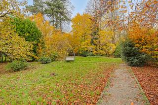 Voormalige dokterswoning met grote praktijkruimte met 12 parkeerplaatsen in het hart van Kortenberg, praktisch gelegen nabij supermarkten,...
