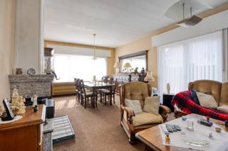 Deze vrijstaande woning met drie slaapkamers is bijzonder rustig gelegen op een mooi perceel van 1.060 m². De woning bevindt zich op fietsafstand van het centrum en biedt een vlotte verbinding met omliggende gemeenten en gehuchten.<br /><br />Via de inkomhal met gastentoilet betreedt u de lichtrijke leefruimte, ingedeeld in een gezellige zithoek en een eethoek met een prachtig uitzicht op de groene tuin. Aansluitend bevindt zich de keuken, die eenvoudig maar functioneel is ingericht. Naast de keuken vindt u een ruime garage en een extra berging – perfect voor extra opslagruimte.<br /><br />Op de eerste verdieping geeft de nachthal toegang tot drie slaapkamers en de badkamer, die voorzien is van een ligbad, toilet en wastafel. Extra troeven zijn de ruime opbergzolder en de kelder.<br /><br />De tuin van 1.060 m² is gunstig georiënteerd en vormt de ideale plek om in alle rust te genieten.<br /><br />Dit pand is onderworpen aan de renovatieverplichting van de Vlaamse overheid voor residentiële gebouwen (behoudens bij sloop binnen 5 jaar na de aankoop). Consulteer voor meer informatie de website van het Vlaams Energie- en Klimaatagentschap via https://www.vlaanderen.be/een-huis-of-appartement-kopen/renovatieverplichting-voor-residentiele-gebouwen.<br /><br />Mogelijke financiële tegemoetkomingen (indien u aan de voorwaarden voldoet): sloop &amp; heropbouw of renovatie aan 6% BTW, tal van renovatiepremies en de Mijn VerbouwLening (tot € 60.000).