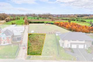 <p>Ben je op zoek naar een centraal, gelegen bouwgrond voor een nieuwbouw BEN-woning met zicht op velden op een toplocatie te Lokeren-Lochristi? Dan is deze bouwgrond zeker een bezoek waard.<br />De bouwgrond heeft een ideale ligging in de driehoek Gent-Antwerpen- Brussel en een grote grondoppervlakte van 659m². Er is geen bouwverplichting! Lot 2 is reeds verkocht.<br /> </p><hr /><p><br />NOTA: De 3D-foto's geven een illustratie van een mogelijke indeling en afwerking.</p><hr /><p><br />Extra's:<br />- Toplocatie met goede verbindingsmogelijkheden N70/E17/E34 (Gent-Antwerpen)<br />- Groot perceel grond (659m²)<br />- Zicht op velden<br />- Bouwen met inpandige garage mogelijk<br />- Mogelijkheid tot bouwen 15m diepte en 7m breedte</p><hr /><p><br />Interesse in wat deze residentiële bouwgrond te bieden heeft? Neem dan snel contact op via 09 310 77 07 of info@woonhoekvastgoed.be.</p>