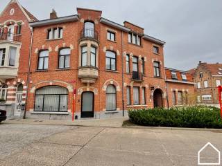 Stadscentrum Ieper – Authentiek eigendom (investeringspand).Uniek gebouw in het hart van Ieper, bestaande uit 7 instapklare...