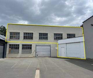 Magazijn in het centrum van Waregem nabij de ring en diverse invalswegen. Dit pand heeft een totale oppervlakte van ongeveer 450 m² waarvan 55 m²...