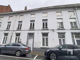 <p><span>NIEUWE VOORWAARDEN</span><span>: In het </span><span>hart van Diest</span><span> vind je hier een </span><span>betaalbare stadswoning met een authentieke gevel</span><span>, een buitenruimte en vooral veel uitbreidingspotentieel.</span></p><p><span>De woning beschikt vandaag over </span><span>130 m² bewoonbare oppervlakte</span><span>, mooi verdeeld:</span></p><ul><li><span>68 m² op het gelijkvloers met een ruime inkomhall, keukenruimte en twee woonkamers, wc en buitenruimte van 20 m²</span></li><li><span>62 m² op de verdieping: stookplaats, drie slaapkamers en een badkamer</span></li></ul><p><span> </span></p><p><span>Met </span><span>drie slaapkamers</span><span> is dit een ideale thuis voor starters, jonge gezinnen.</span></p><p><span>Achteraan geniet je van een </span><span>buitenruimte van circa 20 m²</span><span>, in te richten als </span><span>koer of gezellig stadstuintje</span><span>. </span></p><p><span>Dankzij de </span><span>perfecte zuidoriëntatie</span><span> is dit een absolute meerwaarde, midden in de stad, de huizen ernaast hebben geen buitenruimte.</span></p><p><span>Dan de absolute blikvanger: de </span><span>prachtige authentieke zolder</span><span>. Deze verdieping ( nu twee bouwlagen ) kan volledig opengewerkt worden, waardoor je </span><span>ongeveer 70 m² extra woonruimte</span><span> kan creëren. Een royale master suite, extra slaapkamers, een tweede leefruimte, atelier of polyvalente ruimte? </span></p><p><span>Bovendien is de woning </span><span>extra interessant</span><span> door het fiscale voordeel: je kan (onder voorwaarden) genieten van </span><span>2% registratierechten</span><span>, renoveren doe je aan </span><span>6% BTW</span><span>.</span></p><p><span>Degelijk EPC-label</span></p><p><span>Interesse? Bel Immo Diest 013 31 25 22 of mail <span>info@immodiest.be</span></span><span>.</span><span><br /></span><span>Rechtstreeks: Jan 0498 52 64 52 <span>jan.vanonckelen@immodiest.be</span></span><span>.</span><span> </span></p><p><span>Meer aanbod: <span>https://immodiest.be/te-koop</span></span></p>