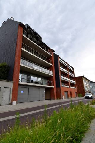 Ontdek dit uitzonderlijk ruim en stijlvol afgewerkt appartement van maar liefst 143 m², ideaal gelegen op een toplocatie vlak bij het centrum van Harelbeke. Hier geniet u van een perfecte combinatie van ruimte, comfort, hoogwaardige afwerking en een uitstekende energieprestatie.<br /><br />Indeling als volgt:<br />Bij het betreden van het appartement komt u terecht in een lichtrijke leefruimte met sfeervolle gaskachel. De moderne open keuken, eetplaats en woonkamer vormen één harmonieus geheel en strekken zich uit over de volledige lengte van het appartement. De kwaliteitsvolle keuken beschikt over tal van praktische opbergkasten, hoogwaardige toestellen en een aansluitende praktische berging.<br /><br />De grote raampartijen zorgen voor een overvloed aan natuurlijk licht en creëren een aangename, rustige leefomgeving. Via de schuiframen bereikt u het zuidoostgerichte terras van 17 m², waar u volop kunt genieten van de zon.<br /><br />Verder beschikt het appartement over 3 volwaardige slaapkamers.<br />De badkamer is voorzien van inloopdouche, ligbad en een dubbele wastafel.<br />Apart toilet.<br /><br />Als surplus zijn een ruime bovengrondse autostaanplaats én een private berging inbegrepen in de vraagprijs.<br /><br />Bent u op zoek naar comfortabel wonen op wandelafstand van bakkers, slagers, scholen, winkels en gezellige restaurants? Dan is dit appartement beslist een bezoek waard!<br /><br />EXTRA TROEVEN: HR-beglazing, CV op aardgas, ...<br /><br />Onze ref. DEV5134