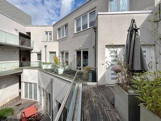 Gelegen tussen het bruisende stadscentrum en het geliefde Zuid, vinden we dit charmante duplex-appartement in een stijlvol gebouw met een...