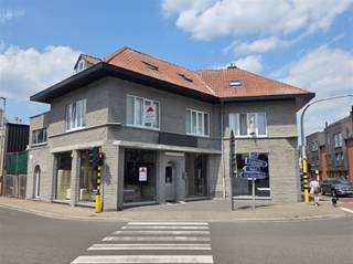 Handelsruimte met ruim duplexappartement op een perceel met oprit, parkeergelegenheid en tuin.Op het gelijkvloers bevindt zich een ruime handels- of kantoorruimte van ca. 160 m² met grote raampartijen. Deze ruimte biedt verschillende mogelijkheden en kan eventueel ook worden omgevormd tot een gelijkvloers appartement, waardoor een tweewoonst mogelijk wordt.Op de eerste verdieping bevindt zich een zeer ruime en lichtrijke leefruimte met aansluitend een volledig ingerichte keuken, badkamer en 2 slaapkamers. Vanuit deze verdieping is er toegang tot een groot dakterras.De tweede verdieping telt 3 extra slaapkamers en een tweede badkamer. Daarnaast zijn er nog verschillende bergingen voorzien.De totale bewoonbare oppervlakte bedraagt maar liefst 403 m², wat dit pand bijzonder geschikt maakt voor wie wonen en werken wil combineren of op zoek is naar een ruime woning met handelsmogelijkheden.EPC-label F, voornamelijk te wijten aan de grote raampartijen met enkel glas in de handelsruimte.