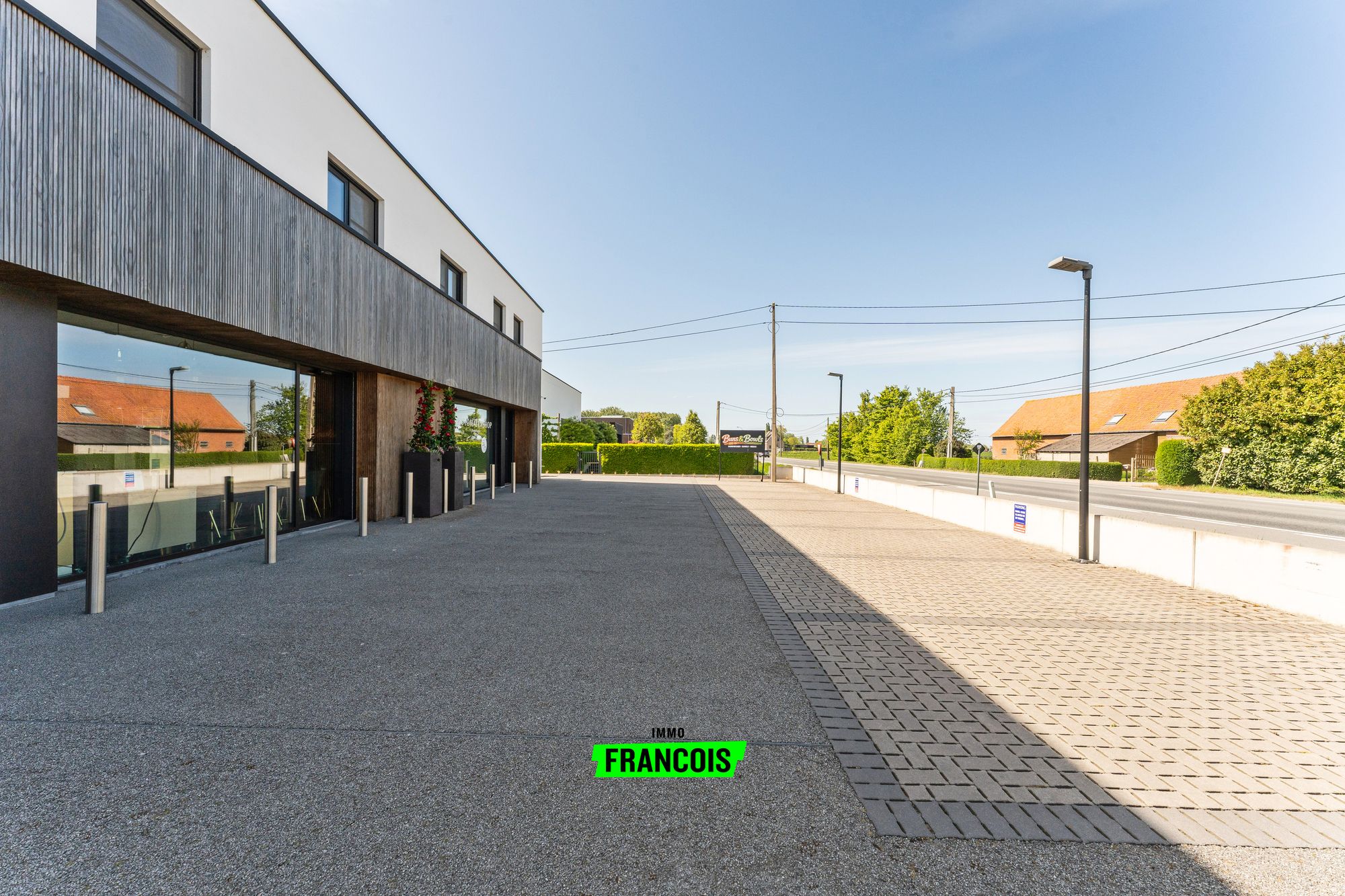 Commercieel Pand + parking + conciërgeruimte te Eernegem - foto 2