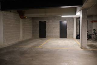 <p><span>Ondergrondse autostaanplaatsen, zowel afzonderlijk als in meerdere beschikbaar. Deze plaatsen bieden een veilige en beschermde omgeving voor uw voertuig(en), zodat u zich geen zorgen hoeft te maken over weersinvloeden.</span></p><p><span>De autostaanplaatsen zijn eenvoudig bereikbaar en maken deel uit van een goed onderhouden complex, wat extra gemoedsrust geeft. Ze zijn ideaal voor bewoners die hun wagen dicht bij huis willen parkeren of voor investeerders die op zoek zijn naar een stabiele en praktische belegging.</span></p><p><span>Bovendien kan je als investeerder een bruto rendement bekomen van 4,56%.</span></p><p><span>Belangrijkste kenmerken:</span></p><ul><li><span>Ondergrondse ligging, beschermd tegen regen, sneeuw en zon</span></li><li><span>Individueel te koop of meerdere plaatsen samen beschikbaar</span></li><li><span>Goede toegankelijkheid</span></li><li><span>Complex met gecontroleerde toegang</span></li><li><span>Geschikt voor bewoners en investeerders</span></li></ul><p><span>Neem contact op voor meer informatie of een bezichtiging. Mis deze kans niet om uw voertuig veilig te parkeren of uw investeringsportefeuille uit te breiden!</span></p><p><span> </span></p>