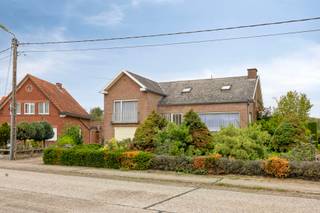 Voor verdere info: joeri.vandeven@homixx.be of 016 199 346.<br /><br />Op een uitstekende ligging aan de Mechelbaan in Begijnendijk bieden wij u deze zeer goed onderhouden woning aan. Deze bevindt zich op een riant perceel van maar liefst 1.645 m² en beschikt over een bewoonbare oppervlakte van 201 m². Met haar ruime indeling, degelijke staat van onderhoud en groen zicht vormt dit pand een unieke kans voor wie op zoek is naar ruimte, comfort en potentieel.<br /><br />Het gelijkvloers omvat een gezellige open leefruimte met veel lichtinval. Grenzend hieraan tref je de geïnstalleerde keuken. Aansluitend bevindt zich een lichtrijke veranda waar u het hele jaar door heerlijk kunt vertoeven met zicht op het groen. Verder heeft de woning een lager benedenverdieping met een praktische wasplaats, extra toilet en een inpandige garage.<br /><br />Op de volgende verdiepingen brengt de nachthal u naar de master bedroom, en nog 2 volwaardige ruime slaapkamers en een badkamer.<br /><br />Een absolute troef van deze woning is de zolderverdieping, bereikbaar via een vaste trap. Deze biedt uitstekende mogelijkheden voor het creëren van bijkomende slaapkamers, een bureau of een hobbyruimte. Bovendien is de woning voorzien van een zeer ruime kelder, wat zorgt voor een overvloed aan praktische opbergruimte.<br /><br />Buiten geniet u in alle rust op het gezellige terras en in de riante tuin met zicht op agrarisch gebied.<br /><br />Wilt u het potentieel van deze woning zelf komen ontdekken? Neem gerust contact met ons op!