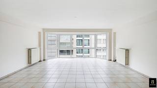 <p><span>Verzorgd en goed onderhouden appartement met een aangename indeling, gelegen op een uitstekende locatie aan de Koningslaan, vlakbij winkels, openbaar vervoer en alle voorzieningen.</span></p>
<p><span>Het appartement beschikt over een lichtrijke leefruimte met open keuken, twee volwaardige slaapkamers en een aparte badkamer, wat zorgt voor optimaal comfort en praktisch wonen.</span></p>
<p><span>Syndickosten: forfait van €100/maand.</span><br /><span>Mogelijkheid tot het huren van een garage aan €150/maand.</span></p>