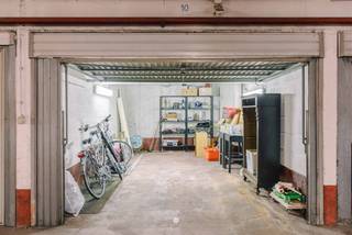 <p><span>Place de parking souterraine à vendre au Koningin Fabiolapark, bloc 5</span></p><p><span> </span></p><p><span>Situé dans le Koningin Fabiolapark, bloc 5, ce spacieux garage souterrain d'une superficie d'environ </span><span>20,3</span><span> m²</span><span>est à vendre </span><span>.</span></p><p><span> </span></p><p><span>Le garage mesure </span><span>5,8 m x 3,4 m</span><span> et est idéal pour garer une voiture, des vélos ou entreposer d'autres objets. Grâce à sa grande superficie, il offre diverses possibilités tant pour le stationnement que pour le rangement supplémentaire.</span></p><p><span> </span></p><p><span>Ce garage constitue en outre </span><span>un investissement</span><span>intéressant </span><span>en vue d’une mise en location</span><span>.</span></p><p><span> </span></p><p><span>Cela vous intéresse ? Contactez-nous pour plus d’informations ou pour organiser une visite.</span></p><p><span> </span></p><p><span>Prix de vente : €25 000</span></p>