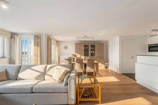 Charmant appartement met 2 slaapkamers aan de jachthaven van Zeebrugge
Dit charmante appartement is uitstekend gelegen aan de jachthaven van Zeebrugge, in de Tijdokstraat. Dankzij de zuidwestelijke oriëntatie geniet u van veel natuurlijke lichtinval en een prachtig uitzicht op de jachthaven en de aangemeerde bootjes.
Bij het betreden van het appartement komt u in de inkomhal, die toegang geeft tot de lichtrijke leefruimte met een halfopen, volledig uitgeruste keuken. Aansluitend bevinden zich zowel een balkon als een ruim terras, waar u in alle rust kunt genieten van het schitterende uitzicht op de jachthaven.
Verder beschikt het appartement over een praktische berging en een afzonderlijk gastentoilet.
De nachthal leidt naar twee volwaardige slaapkamers, beide voorzien van ingemaakte kasten. De badkamer is uitgerust met een dubbele lavabo, een ligbad met douchewand en een tweede toilet.
Als extra troeven beschikt het appartement over twee fietshaken en een privatieve berging.
Bent u op zoek naar een instapklaar appartement op een toplocatie aan de kust, met een zonnige oriëntatie en een uniek uitzicht? Dan is dit appartement beslist een bezoek waard.
Ben jij op zoek naar een appartement op een perfecte locatie in Zeebrugge? Contacteer makelaar Stéphanie 0472 77 86 60 of stephanie@keyimmo.be voor meer info of een bezoek.