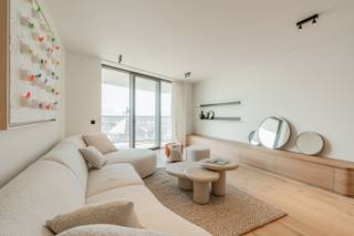 Nieuwbouw appartement in The Tower te Knokke Duinenwater.<br />De residentie genaamd 'The Tower' is een luxueuze residentie, centraal gelegen te Knokke Duinenwater.<br />Het appartement heeft een zonnig terras en een hoogwaardige afwerking. Dankzij de ligging op de zevende verdieping, geniet u een heerlijk open zicht met Zuidelijke oriëntatie.<br /><br />Indeling: een aparte inkomhal met ruimte voor een vestiaire en een apart gastentoilet. De leefruimte bestaat uit een salon, eetkamer en een strakke open keuken. Grote raampartijen die uitkijken op het zuid georiënteerde terras. Berging met aansluiting voor wasmachine en droogkast.<br />Twee volwaardige slaapkamers, elk met toegang tot het terras en eigen badkamer. <br /><br />Mogelijkheid tot aankoop van een garagebox in de residentie.<br /><br />Voor meer informatie of een bezoek ter plaatse, gelieve contact op te nemen met Tine Vandenberghe: T: 0497 53 45 29 of info@Tine.immo <br />De video kan u hier onder vinden: virtueel bezoek<br /> 