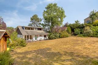 Deze te renoveren woning, gelegen in de Nieuwe Wandeling 4 te Koksijde, bevindt zich vlakbij de Hoge Blekker duinen. Het huis beschikt over maar liefst 5 slaapkamers en een ruime garage/kelder. Het zuidgericht perceel (1192m²) leent zich eventueel tot een verkaveling met extra perceel aan de James Ensorlaan. <br /><br />Op zoek naar interessante immo te Koksijde? Lees dan zeker verder!<br /><br />INDELING<br />> Gelijkvloers:<br />- inkomhal<br />- lichtrijke leefruimte met houthaard, ingedeeld in eet- en zitplaats<br />- keuken<br />- apart toilet <br />- 3 slaapkamers<br />- badkamer<br /><br />> Eerste verdieping<br />- 2 slaapkamers<br />- ruimte voor toilet<br /><br />Verder zijn er een een ruime garage (4,3m x 6m) en kelder (15m²) aanwezig.<br /><br />TROEVEN<br />+ Residentiële ligging nabij de Hoge Blekker, tevens op wandelafstand van het centrum <br />+ Woning met tal van mogelijkheden, mede door de 5 aanwezige slaapkamers<br />+ In 2025 werd een nieuwe CV-ketel geïnstalleerd<br />+ Ruim zongericht perceel van 1192m², eventueel te splitsen (mits verkavelingsvergunning)<br /><br />Interesse in deze woning te koop in Koksijde? Aarzel dan zeker niet contact op te nemen met de dossierverantwoordelijke Sarah Velle via 0470 10 52 78 of sarah.velle@dewaele.com. <br /><br /><br />Dit pand is onderworpen aan de renovatieverplichting van de Vlaamse overheid voor residentiële gebouwen (behoudens bij sloop binnen 5 jaar na de aankoop). Consulteer voor meer informatie de website van het Vlaams Energie- en Klimaatagentschap via https://www.vlaanderen.be/een-woning-kopen/renovatieverplichting-voor-residentiele-gebouwen<br /><br />Bestuursmaatregelen in het maatregelenregister: nee