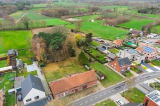 Deze te renoveren, karaktervolle hoeve op een perceel bestaande uit de voorliggende grond en een achterliggend bos, rustig gelegen in de Hessie...