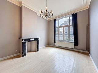 Wie op zoek is naar een woning met een ziel, vindt in de Kortrijksepoortstraat 311 precies wat hij zoekt. Dit appartement is gehuisvest in een gebouw met een rijke historie, en dat voel je meteen bij binnenkomst. De hoge plafonds geven elke ruimte een royaal en luchtig karakter, terwijl de authentieke sierkachels als prachtige blikvangers de sfeer bepalen. Dankzij de grote, klassieke raampartijen wordt het appartement overspoeld met natuurlijk licht, wat de unieke stijl van de woning extra benadrukt.U bevindt zich hier in het bruisende centrum, maar bereikt binnen de minuut de Gentse binnenring (R40). Zo geniet u van de Gentse cultuur en gezelligheid, met een uitstekende mobiliteit als extra troef.Indeling van het appartement:Inkomhal - leefruimte - dressing - keuken - twee slaapkamers - badkamerOnmiddellijk beschikbaar!