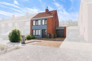 <p><span>Deze aangename gezinswoning is rustig gelegen aan de Koning Boudewijnlaan in Sint-Pauwels. De woning werd gebouwd in 1974, staat op een perceel van 217 m² en beschikt over een bewoonbare oppervlakte van circa 137 m². Via de inkomhal met gastentoilet bereik je de lichtrijke leefruimte met gezellige houtcassette. Aansluitend bevinden zich de keuken, een praktische berging en de veranda, die toegang biedt tot het terras en de zuidgerichte tuin. Deze kijkt uit over het achterliggende open landschap met weilanden, akkers en bos, wat zorgt voor een aangenaam gevoel van ruimte, rust en vrijheid, zonder dat je zelf voor het onderhoud van dit landschap hoeft in te staan. Verder beschikt de woning over een garage en bijkomende parkeergelegenheid op de oprit. Op de eerste verdieping geeft de nachthal toegang tot de badkamer van circa 5 m² en drie volwaardige slaapkamers. Via een uitschuifbare zoldertrap bereik je de volledig afgewerkte zolderverdieping, die momenteel is ingericht en wordt gebruikt als twee bijkomende slaapruimtes van circa 25 m² en 15 m². Mits aanpassing van de toegang biedt deze verdieping dan ook mogelijkheden voor het creëren van extra volwaardige slaapkamers. Ook op energetisch vlak vormt deze woning een aantrekkelijke keuze. Dankzij onder meer de zonnepanelen, de condenserende verwarmingsketel en de hoogrendementsbeglazing behaalt ze een gunstig EPC-label B. Met haar drie slaapkamers, volledig afgewerkte zolderverdieping, praktische indeling, garage, zonnige tuin en goede energieprestatie biedt deze woning een uitstekende basis voor wie op zoek is naar een comfortabele gezinswoning die verder naar eigen smaak kan worden ingericht. Een interessante opportuniteit op een aangename locatie in Sint-Pauwels.</span></p><p><span> </span></p>