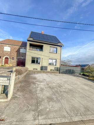 Adres : Hazestraat 36, 9620 Zottegem ( Sint-Maria- Oudenhove).Ontdek deze instapklare halfopen bebouwing in de Hazestraat 36 te Zottegem. Met een...