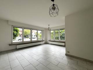 Dit gelijkvloers appartement maakt deel uit van een kleinschalig verzorgd gebouw zonder lift en is uiterst centraal gelegen. Indeling: een inkomhal met apart gastentoilet, een woon- en eetkamer 30m² op tegel, een open keuken die is uitgerust met een kookplaat, een koelkast, een combi-oven, een vaatwasser en opbergkasten. Aangrenzend heeft u een berging met aansluiting voor uw wasmachine/droogkast. Vanuit de inkomhal heeft u toegang tot de badkamer die voorzien is van een inloopdouche en een wandmeubel, een technische ruimte en 2 achtergelegen slaapkamers waarvan de grootste uitgeeft op een private tuin en terras ca. 12m². Het appartement heeft een aparte garagebox en in de ondergrondse verdieping heeft u een privatieve kelderberging ter beschikking. Op een boogscheut van het openbaar vervoer, winkels, scholen, invalswegen, ...