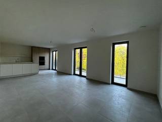 <p><span>6 appartements BEN à l'architecture élégante et contemporaine, axés sur un cadre de vie de qualité, avec une attention particulière portée à la lumière et à l'aération.</span></p><p><span> </span></p><p><span>AGENCEMENT</span></p><p><span> </span></p><p><span>Hall d'entrée avec toilettes. Deux chambres et une salle de bains. Grand salon avec cuisine ouverte, local technique et terrasse attenante.</span></p><p><span> </span></p>