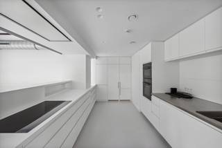 Découvrez ce superbe immeuble de bureaux, entièrement rénové en 2024, idéalement situé sur l'avenue Albert Lancaster à Uccle.Avec une superficie...