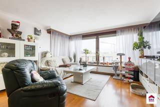 Te koop: ruim 3 slaapkamer appartement in het centrum van Koksijde, op korte afstand van zee, duinen en openbaar vervoer.<br />Dit appartement uit 1979 biedt drie volwaardige slaapkamers, ideaal voor een gezin of als tweede verblijf aan de kust. Alle grote werken aan het gebouw zijn reeds uitgevoerd, waardoor u zorgeloos kunt intrekken. Bovendien beschikt u over een private staanplaats in de residentie, een absolute troef in deze centrale ligging.<br /><br />Belangrijkste ruimtes:<br />• Gezellige woonkamer met veel lichtinval<br />• Functionele keuken met aansluitend eetkamer<br />• Drie slaapkamers met voldoende kastruimte<br />• Badkamer met ligbad en wastafel<br />• Twee terrassen voor buitenmomenten<br />• Inkomhal en nachthal die zorgen voor een vlotte circulatie<br />• Private staanplaats in het gebouw<br /><br />Troeven:<br />• 3 slaapkamers – ideaal voor gezin of gasten<br />• Werken aan het gebouw reeds uitgevoerd<br />• Staanplaats in de residentie<br /><br />Neem vandaag nog contact op met uw ERA-makelaar voor een bezoek.<br />058 51 23 23 of op christian@eraservimo.be<br />JOUW DROOMAPPARTEMENT. ZO GEVONDEN!