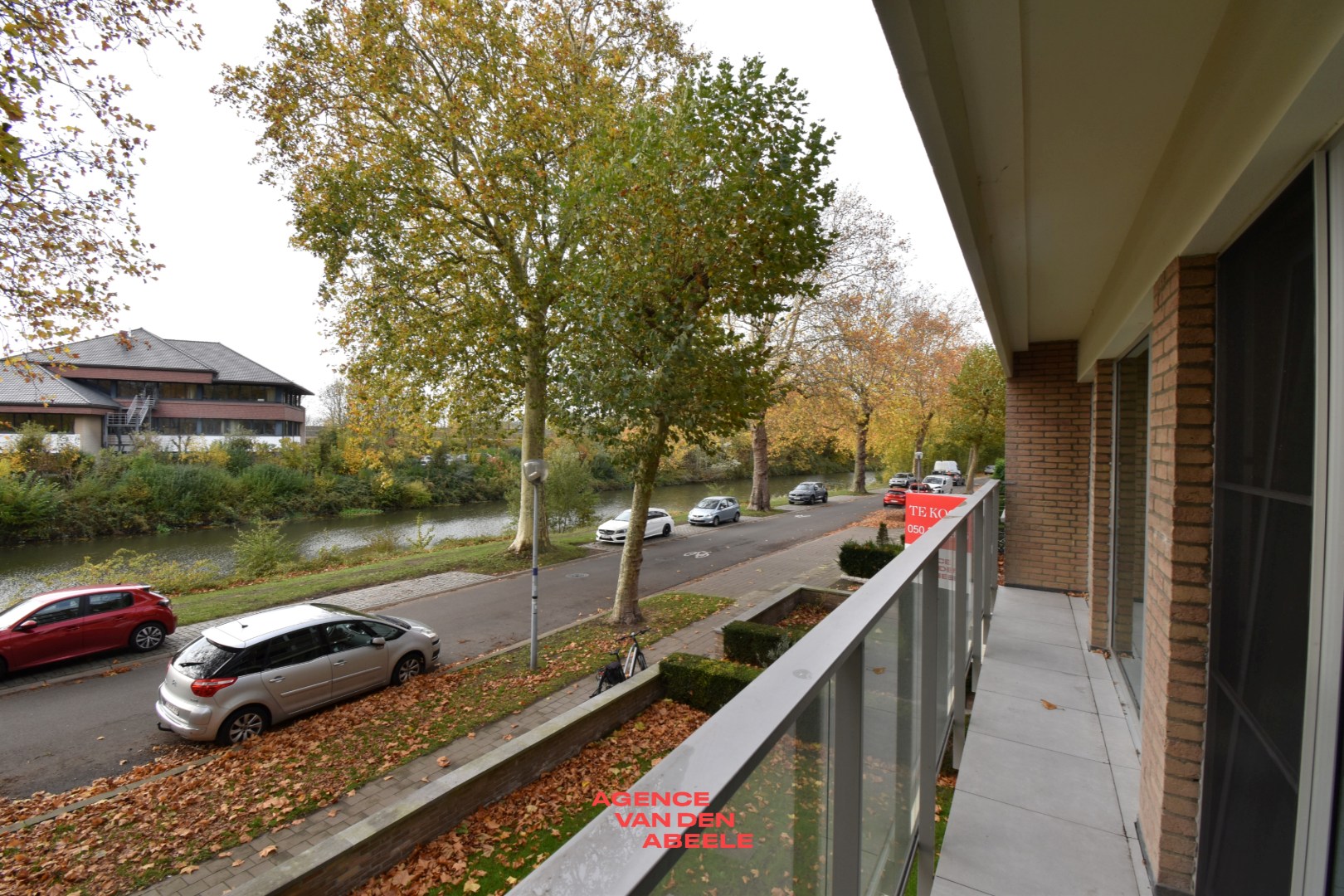 Uitzonderlijk breed appartement met 2 slaapkamers en terras - foto 4