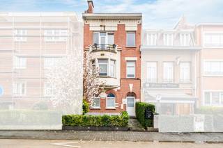 We Invest is pleased to present this ground-floor property ideally located between Berchem-Sainte-Agathe and Molenbeek-Saint-Jean.<br />The apartment, close to all amenities, is situated on the ground floor of a small condominium with no common charges and is arranged as follows:<br /><br />1st entrance: living room, dining area, equipped kitchen, shower room<br />2nd entrance: hallway, dining room, fully equipped kitchen, living room, bedroom, shower room, terrace and garden<br /><br />The two units are separated by a light partition wall. The units are currently operated as short-term rentals, generating approximately €12,000 in the last quarter of 2025. Occupancy rate of 90% over the year. Current gross yield = approx. 17%.<br /><br />Note:<br />Legal situation = a 2-bedroom apartment + garden<br />Actual situation = a studio + a 1-bedroom apartment with garden<br /><br />The property is fully equipped, electricity compliant until 2038. EPC rating E with 268 kWh/m²/year. A cellar and a common area complete this property.<br /><br />Info and visits: maxime.l@weinvest.be<br /> or +32 2 315 77 22.