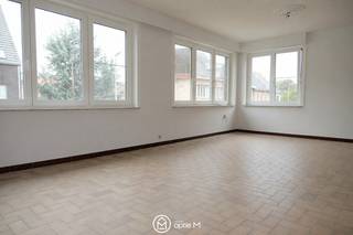 Te huur: Ruim appartement in Bilzen, Winterstraat 1 bus 1<br /><br />Dit aangename appartement, gelegen op een toplocatie in Bilzen, beschikt over twee slaapkamers en is ideaal voor wie op zoek is naar comfort en ruimte. De woning heeft een vernieuwde keuken en badkamer, en biedt alle nodige voorzieningen voor een zorgeloze woonervaring.<br /><br /><strong>Kenmerken van het appartement:</strong>
<ul>
<li>Ruime woonkamer voor gezellige avonden en ontspanning</li>
<li>Vernieuwde keuken met moderne apparatuur en voldoende kastruimte</li>
<li>Twee slaapkamers geschikt voor een dubbel bed of een thuiskantoor</li>
<li>Frisse badkamer, volledig vernieuwd en voorzien van een douche</li>
<li>Apart toilet voor extra comfort</li>
<li>Handige berging binnen het appartement</li>
</ul>
Buiten is er een gemeenschappelijke ruimte om fietsen veilig te stallen en ruimte voor afvalopslag. Aan de voorkant van het gebouw vindt u bovendien een privé parkeerplaats, waardoor u altijd verzekerd bent van een plekje vlakbij de woning.<br /><br /><strong>Locatie: </strong><br />Het appartement ligt op een gunstige locatie, met vlotte verbindingen naar het centrum van Bilzen, winkels, scholen en openbaar vervoer.<br /><br />Beschikbaar vanaf 01/12/2026.<br /><br />Stel je kandidaat via onze website via de knop "ik ben kandidaat". <br /><br />Wil je weten wat jouw woning waard is? Contacteer ons via info@optie-m.be<br />