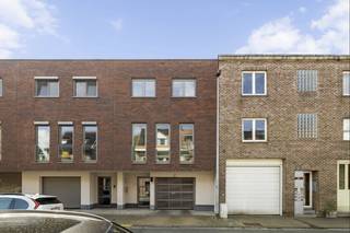 Centraal gelegen woning<br />Op zoek naar een centraal gelegen woning/appartement in Sint-Niklaas? Dan is deze recente bel etage woning precies wat je zoekt! <br /><br />Enkele troeven op een rij:<br />• Ruime lichtrijke living met open keuken en groot zonnig terras, en toegang tot een gezellige stadstuin<br />• 3 slaapkamers, moderne badkamer met douche en ligbad<br />• Energiezuinig dankzij zonnepanelen en thuisbatterij. <br />• Rustig gelegen, en toch centraal met diverse faciliteiten (scholen, openbaar vervoer, winkels, enzovoort)<br />• Parkeerplaats in ondergrondse parking + extra afgesloten bergruimte, inbegrepen in de maandelijkse huurprijs. <br /><br />Indeling:<br />Gelijkvloers : inkomdeur met inkomhall, trap naar eerste verdieping, berging, wasplaats en fietsenstalling, tuin. <br /><br />Eerste verdieping: wc, living met open keuken, trap naar tweede verdieping, terras met trap naar de tuin. <br /><br />Tweede verdieping: traphal, 3 slaapkamers, waaronder een ruime master met ingebouwde kasten, een stijlvolle badkamer met ligbad en knappe inloopdouche, toilet apart.<br /><br />Extra bergruimte + parkeerplaats in gemeenschappelijke ondergrondse garage. Aansluiting voor een laadpaal aanwezig. <br /><br />Bewoonbare oppervlakte 144m2.<br /><br />Dit betreft een afzonderlijke woning die deel uit maakt van residentie Waeslandia. <br /><br />Beschikbaar: vanaf 1 september<br /><br />Huurprijs: € 1.160 + € 90 gemeenschappelijke kosten<br /><br />E-peil: B 184 (mits zonnepanelen en thuisbatterij 135).<br />Conformiteitsattest uitgereikt op 18-03-2026. <br /><br />Benieuwd naar dit unieke woonaanbod? Vraag een bezoek aan bij de particuliere eigenaar. Email naar alaureys@telenet.be. Eerste bezoekdag : zaterdag 26 september tussen 10u en 18u. <br /><br /><br /><br /><br />