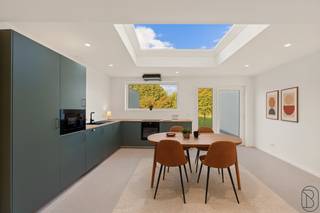 Cette maison a été rénovée avec qualité et goût. Située sur la Place de Flobecq, elle dispose d’un grand jardin clôturé et d’une terrasse...