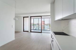 Are you looking for an apartment with a breathtaking view?  <br />The view from this apartment will truly amaze you.  <br /><br />Shops, restaurants, and cafés are located at the foot of the building, making life here both enjoyable and peaceful.  <br /><br />This studio is situated on the sixth floor of AEQUOR, the most beautiful new development in 't Eilandje. You can enjoy the views of 't Eilandje from every room.  <br /><br />Finished with new, modern comforts, coming home here is a daily pleasure.  <br /><br />Optional parking space available for rent in the basement at €150 per month.  <br /><br />General monthly costs are €170 (including heating).  <br /><br />Available from September 15th.  <br /><br />Contact LISTED to schedule a viewing: +32 3 283 51 51.