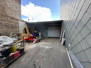 Deze woning met een magazijn  en tuin woning  Indeling:gelijkvloers: apart wc ; wasplaats  keuken, badkamer, living; bureel / slpk eerste verdiep: 3...