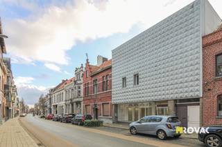 Goed gelegen commerciële ruimte (ong. 100 m²) met ruime etalage! Deze ruimte kan gehuurd worden als handelspand, kantoor- of praktijkruimte. De...