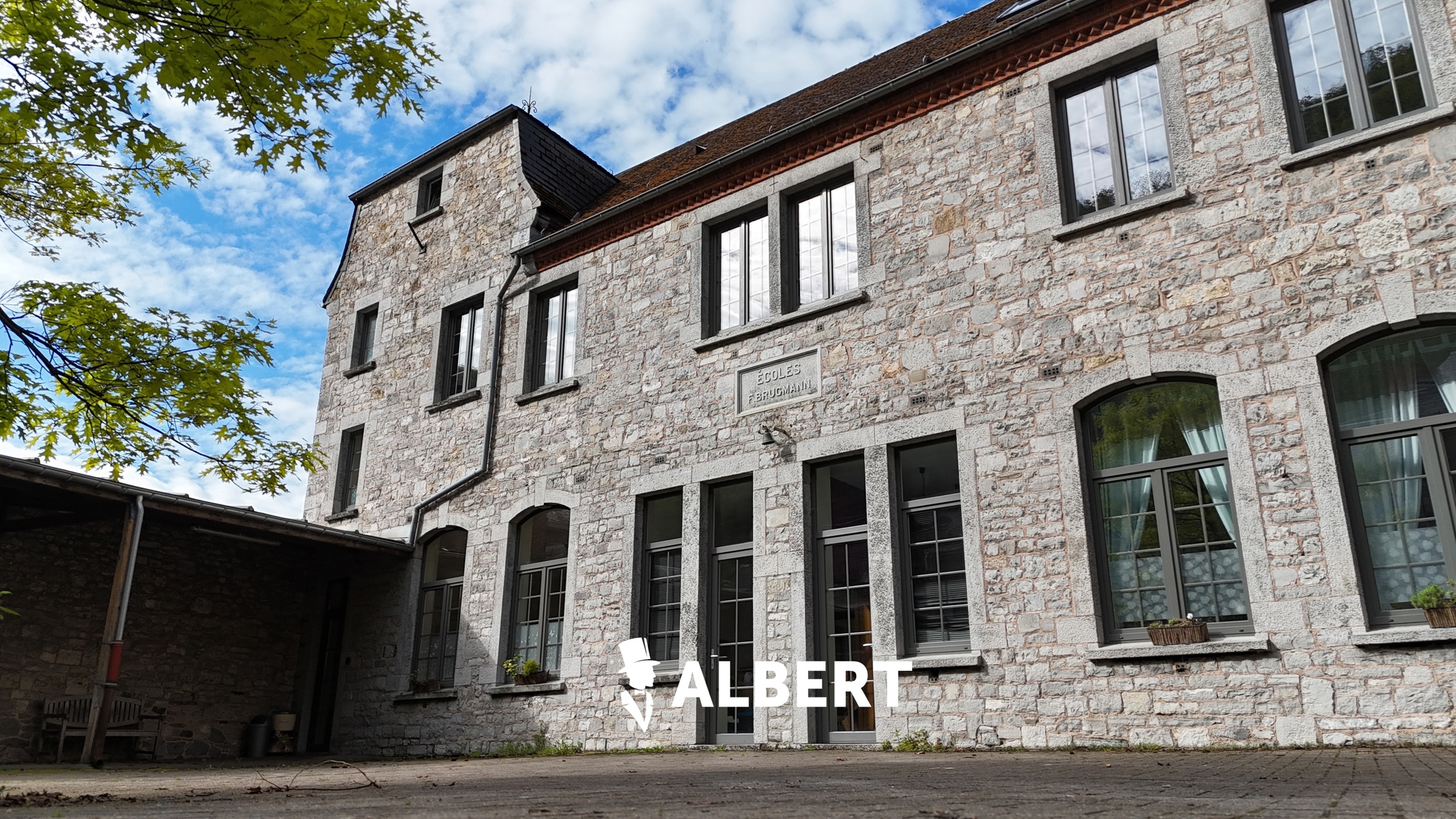 Prachtig gerenoveerde ruime woning (oude school) in Dinant! - foto 1