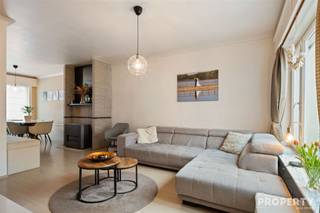 Deze aangename gezinswoning combineert ruimte en comfort in een rustige woonomgeving. Ligging:De woning is gelegen in de Kasteelstraat 33 te Hulste, een rustige en residentiële buurt met een vlotte verbinding naar het centrum, winkels, scholen en belangrijke invalswegen. Hier geniet u van een aangename woonomgeving met alle nodige voorzieningen binnen handbereik.Indeling:Bij het betreden van de woning komt u binnen in de inkomhal, die toegang biedt tot een apart gastentoilet. Verder vindt u een ruime en lichtrijke leefruimte, aansluitend op de keuken en de eetruimte. Achteraan de woning bevindt zich een gezellige veranda met zicht op de tuin. De tuin biedt bovendien voldoende ruimte voor ontspanning en recreatie.Op de eerste verdieping bevinden zich twee volwaardige slaapkamers, een apart toilet en een badkamer uitgerust met zowel een inloopdouche als een ligbad. Tot slot werd de zolder ingericht tot een ruime derde slaapkamer, perfect als master bedroom, hobbyruimte of thuiskantoor.Troeven:- Moderne badkamer uitgerust met een inloopdouche en ligbad- Voorzien van zonnepanelen, wat bijdraagt aan een lager energieverbruik- EPC-score D, geen renovatieverplichting van toepassingBel snel voor en afspraak naar 056/96.08.00 of mail naar info@property-vastgoed.be
