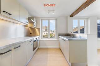 Dit exclusieve appartement bevindt zich op de tweede verdieping in het prestigieuze ‘Huyse Rosalena’, een prachtig gerenoveerd 18e-eeuws pand in het hart van Leuven. Het historische karakter werd met zorg en respect bewaard: originele elementen zoals hoge plafonds, sierlijsten en authentieke details zijn zorgvuldig gerestaureerd en stijlvol geaccentueerd. De gemeenschappelijke delen, met onder meer de statige trappenhal, ademen pure klasse. U geniet hier van een ruime open leefruimte die naadloos aansluit op de open keuken met aanpalende bergruimte. Verder beschikt het appartement over twee volwaardige slaapkamers, twee badkamers, en nog een apart toilet. De afwerking gebeurt met hoogwaardige materialen, met oog voor detail en comfort. U woont hier in een kleinschalig project van slechts vier appartementen, met alle rust en privacy die u zich kunt wensen. Op wandelafstand van de Vismarkt, het Klein Begijnhof en vlak bij het bruisende centrum van Leuven, combineert u hier een centrale ligging met een vlotte bereikbaarheid. Een extra troef is het energiezuinige EPC-B label. ‘Huyse Rosalena’ is wonen in pure klasse, waar historiek en hedendaagse luxe samenkomen. Meer info: via info@homies.be of bel 016/22.82.22.