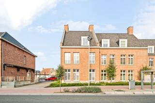 Een nieuwe, energiezuinige realisatie in het centrum van Ravels-Eel!<br /><br />Gelegen op de hoek van Vooreel en Kapelakker heeft Ecclesia een optimale ligging in Ravels, ideale bereikbaarheid, vlakbij openbaar vervoer en een prachtige binnentuin. Het zijn maar enkele troeven van deze realisatie!<br /><br />Inkomhal met toegang tot de zeer lichtrijke woonkamer met open keuken en toegang tot het terras van ca. 14,5m². De keuken afkomstig van Frako is volledig ingericht met een inductievuur, Miele vaatwas, koelkast met crispzones een combi-oven en natuurstenen werkblad. Aparte berging/technische ruimte met aansluitingen wasmachine en droogkast. <br />Nachthal/overloop met toegang tot 2 slaapkamers, badkamer voorzien van inloopdouche, dubbele wastafel en toilet. De nachthal is tevens voorzien van een apart toilet met handenwasser.<br /><br />Bijzonderheden:<br />* ideale centrum ligging <br />* lichtrijk appartement dankzij grote raampartijen<br />* tijdloos bouwwerk met Kempisch karakter <br />* hoogwaardige & kwalitatieve afwerking<br />* BEN-norm<br />* vloerverwarming<br />* verlichtingsarmaturen aanwezig<br />Bouwheer : Pluym-Van Loon<br /><br />Grondaandeel: €43.000 + registratierechten 12%<br />Constructieaandeel: €237.000 + BTW 21%<br /><br />Ondergrondse berging en bovengrondse garagebox verplicht bij aan te kopen:<br />B6: €5.950 (excl kosten)<br />GB10: €27.000 (excl kosten)