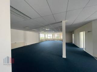 <strong>Espace de bureaux </strong>de haute qualité de 230 m² avec 236 m² <strong>d'espace de stockage</strong> à louer.<br />Situé à seulement 700 m de l’entrée et de la sortie du Ring de Bruxelles (R0) à Berchem-Sainte-Agathe, avec un accès rapide à l’E40. Le site est également facilement accessible en transports en commun, la gare de Grand-Bigard se trouvant à seulement 400 m.<br /><br />L'espace de bureau bénéficie de beaucoup de lumière naturelle et est situé au rez-de-chaussée dans le magnifique Westpoint Business Park avec son grand parking. Idéal pour les entreprises à la recherche d'un lieu de travail moderne et facilement accessible.<br /><br />Le bien fait partie du Westpoint Business Park, qui dispose d'un grand parking. Idéal pour les entreprises à la recherche d'un espace de travail moderne, fonctionnel et facilement accessible. De plus, le bâtiment A peut être loué en entier ou en deux parties, en fonction des besoins du locataire.<br /><br />Contactez <strong>PANORAMA B2B </strong>pour des informations complémentaires, des plans ou une visite sur place: <strong>0477 09 00 09.</strong>