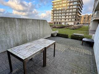 Bemeubelde studio aan het strand, dichtbij het openbaar vervoer en op wandelafstand van het centrum.<br /><br />ruime inkomhal met slaaphoek, woonkamer met halfopen keuken, ruim terras met zicht op de duinen, badkamer met ligbad, wastafel en toilet en een privatieve parking in de residentie.<br /><br />Zwembad, fietsenberging en petanquebaan aanwezig in de residentie.<br />Collectieve verwarming met condensatieketel op gas en warm water via een warmtepompboiler.<br /><br />EPC: 212 kWh/m² - Label C