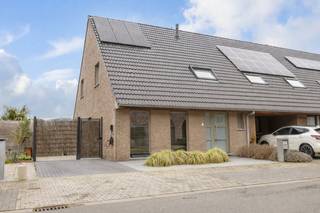 Deze <strong>recent gebouwde halfopen woning (2018)</strong> verkeert in <strong>uitstekende staat </strong>en combineert<strong> ruimte, comfort en hedendaagse afwerking.</strong><br />De woning is gelegen op een perceel van <strong>230 m²</strong> en beschikt over een <strong>bewoonbare oppervlakte van ca. 180 m².</strong> Bij het betreden van de woning komt u terecht in <strong>een ruime en lichtrijke leefruimte,</strong> waar de <strong>gashaard</strong> zorgt voor <strong>extra sfeer en gezelligheid</strong>. De <strong>open keuken</strong> is <strong>volledig uitgerust</strong> met alle <strong>hedendaagse toestellen</strong> en afgewerkt met een <strong>kwalitatief natuurstenen werkblad</strong>. Aansluitend bevindt zich een <strong>praktische en ruime berging</strong> met plaats voor <strong>wasmachine, droogkast en extra stockage.</strong><br /><br />Op de verdieping bevinden zich <strong>drie royale slaapkamers</strong>, waarvan <strong>één slaapkamer is voorzien van een inloopdressing</strong>. <strong>De badkamer</strong> is <strong>comfortabel</strong> ingericht met zowel een <strong>ligbad als een inloopdouche</strong>. Daarnaast is er zowel op het gelijkvloers als op de verdieping een <strong>apart toilet</strong>, wat het wooncomfort extra verhoogt.<br />Verder beschikt de woning over <strong>een ruime zolder</strong>, ideaal als extra bergruimte. Buiten geniet u van een onderhoudsvriendelijke tuin aangelegd met <strong>kwalitatief kunstgras</strong>, een <strong>praktisch tuinhuis</strong> en een <strong>voortuin met privatieve parkeerplaats.</strong><br /><br />Deze instapklare woning wordt aangeboden met een <strong>startprijs van €450.000</strong>. Bezoeken zullen georganiseerd worden via twee bezoekmomenten, namelijk op zaterdag <strong>28 februari en zaterdag 7 maart</strong>. Graag aanwezig op dit moment? Bel ons gerust op. <br /><br />Dankzij het recente bouwjaar, de hoogwaardige afwerking en de instapklare staat is deze woning uitermate geschikt voor wie zorgeloos en comfortabel wil wonen.