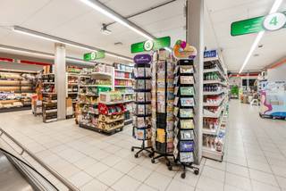 Riante handelsruimte met ruime parkeergelegenheid, magazijn en bovengelegen duplexwoning met een totale oppervlakte van maar liefst 940m2...