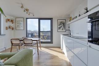 Op een centrale ligging langs de Hundelgemsesteenweg in Merelbeke bevindt zich dit charmante en lichtrijke dakappartement van 45 m². Het...