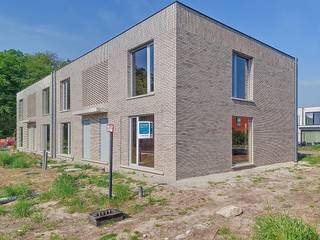 Lot 14 is een moderne halfopen bebouwing in opbouw. Gelegen op een toplocatie in Mariakerke, vlakbij het Park <span>Claeys-Bouüaert.<br />Deze woning staat ruwbouw-winddicht momenteel en kan tamelijk snel instapklaar gemaakt worden. Moderne bouwstijl : 2 bouwlagen met plat dak. <br />GELIJKVLOERS : inkom, wc, ruime living, open keuken met eiland, berging.<br />EERSTE VERDIEPING: 1 grote slaapkamer voor de ouders, 2 identieke kinderkamers, ingerichte badkamer met inloopdouche, ligbad, badkamermeubel met dubbele lavabo, aparte wc en technische ruimte.<br />Ruime tuin met goede oriëntatie.<br />Deze woning wordt volledig afgewerkt aangeboden met ingerichte keuken en badkamer, bevloering en vloerverwarming. </span><br />Energieneutrale woning (E-peil -7!) dankzij het doorgedreven isolatiepakket, warmtepomppanelen (PVT) met vloerverwarming en ventilatiesysteem D. Hiermee voldoet deze woning dus aan alle normen voor de toekomst en bespaar je op je woonkost.<br /><br />De prijs is excl. btw en kosten. Download de brochure op https://durabrik.immo/mariakerke<br /><br />Heb je vragen? Contacteer dan je bouwadviseur via 09 280 60 60 of mail naar info@durabrik.be.<br />Inspiratie opdoen? Ontdek onze kijkwoningen op https://www.durabrik.be/nl/kijkwoningen<br /><br />* Afbeeldingen en oppervlaktes zijn indicatief.<br />